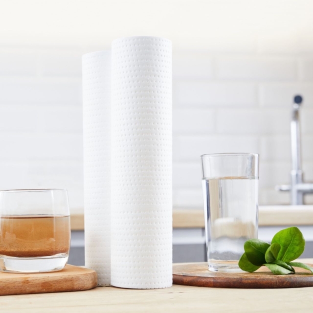 bicchiere acqua sporca bicchiere acqua pulita filtrata in mezzo filtri depuratore osmosi inversa